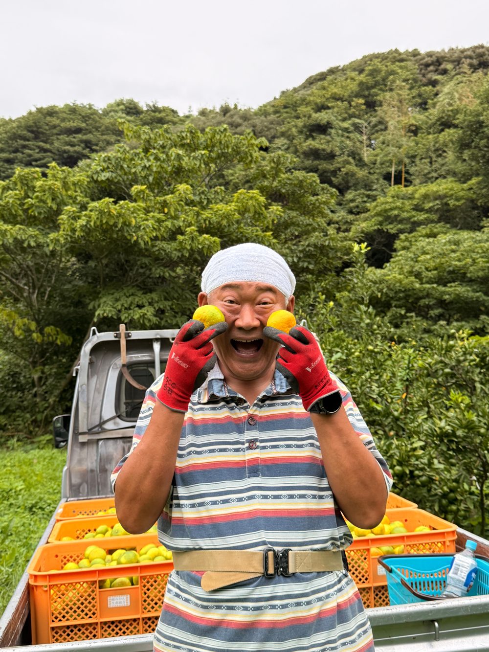 みかんを2個、両目に当てておどける白石