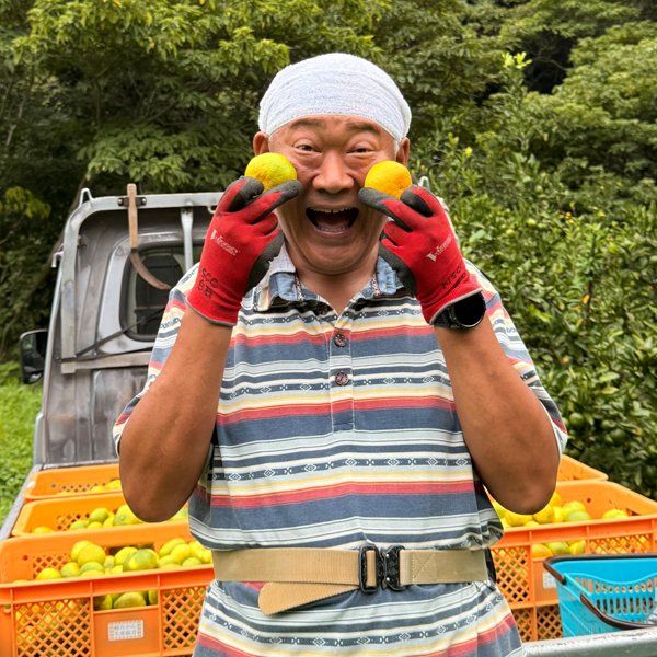みかんを両目に当ててふざける白石