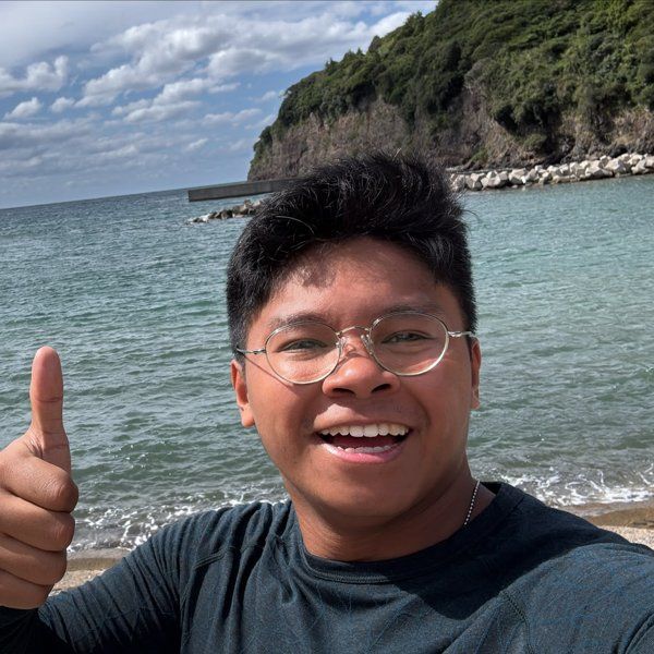 海辺で親指を立てるジョン君